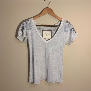 Light grey embroidery t shirt. XS